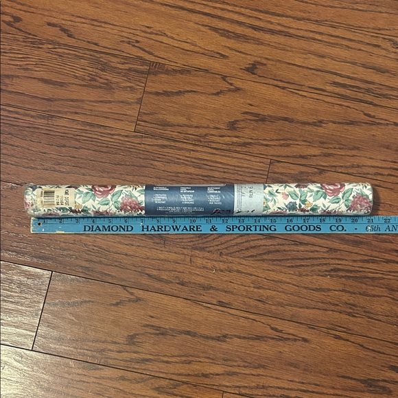 Vgt floral print wall paper. Would be cute in vintage booth! - Picture 5 of 5